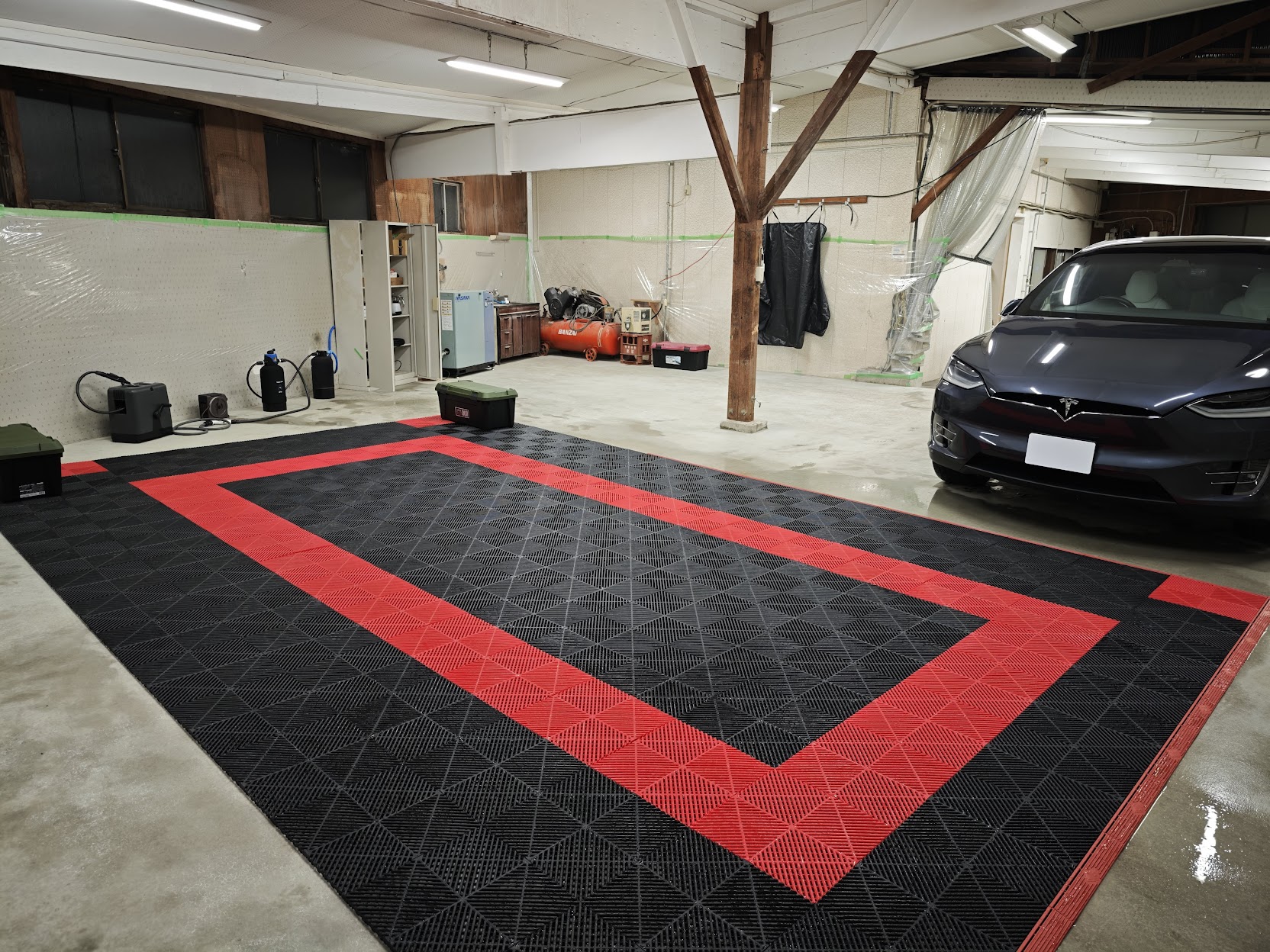EasyZeroCarsの屋内スタジオ全景